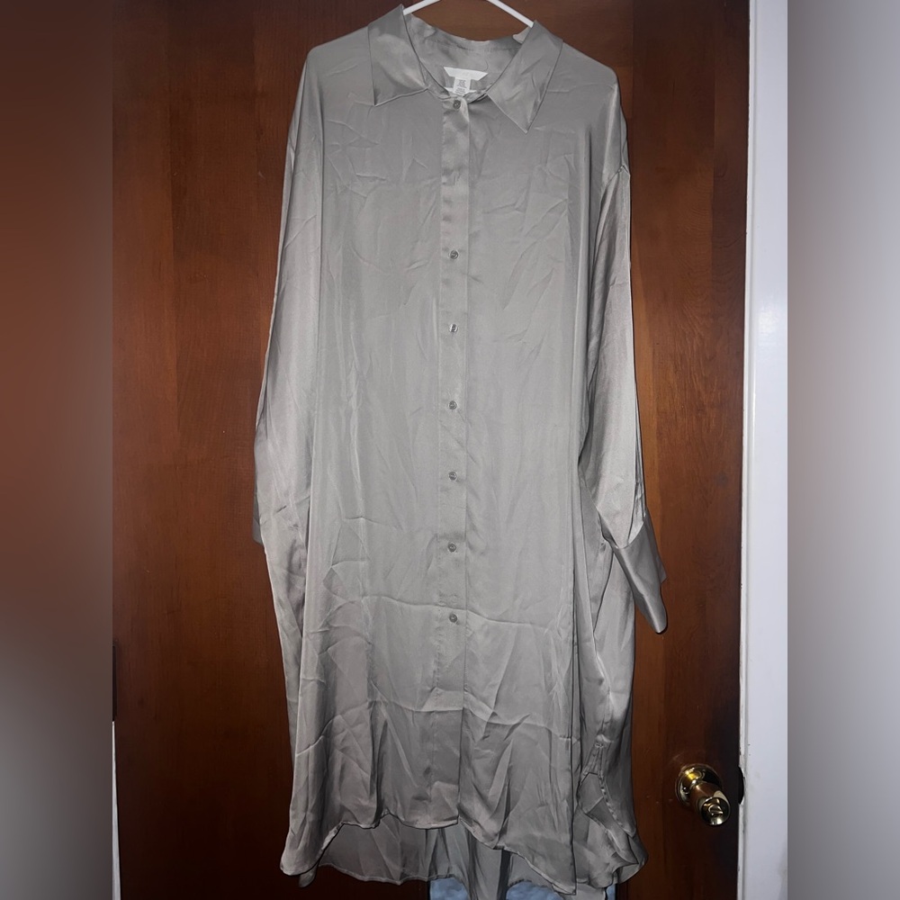 NWOT:H&M satin shirt dress in gray. 3xl